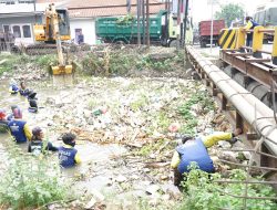 Pemkab Sidoarjo Rutin Bersihkan Sungai Kanal Porong