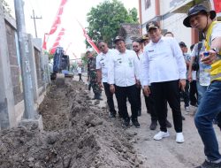 Bupati Subandi Sidak Betonisasi Bringinbendo,  Berharap Redam Banjir dan Rampung Desember