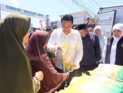 Gubernur Jawa Timur Bersama Bupati Sidoarjo Tinjau Langsung Kegiatan Pasar Murah di Sidoarjo