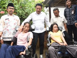 Bupati Sidoarjo Serahkan Bantuan Dua Kursi Roda Sekaligus