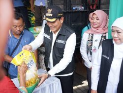 Gubernur Jatim dan Bupati Sidoarjo Tinjau Pasar Murah di Gedangan, Berharap Distribusi Dapat Merata