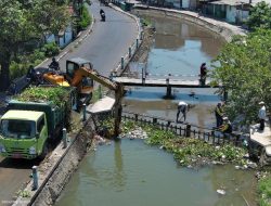 Jaga Kebersihan Sungai, Pemkab Sidoarjo Rutin Bersihkan Sampah di Saringan Mangetan Kanal