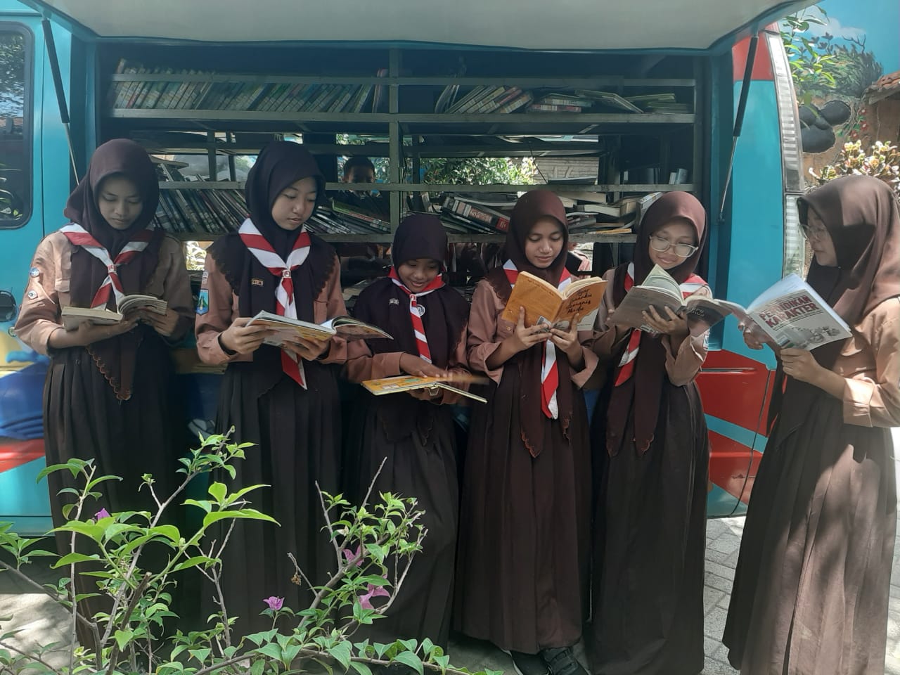 Siswa  SMPN 2 Sukodono semangat membaca