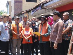 Bupati Subandi Kunjungi Rumah Ambruk Warga Magersari