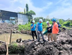 Kolaborasi PLN dengan Dinas PU Sidoarjo, Amankan SKTT Terdampak Rehabilitasi Jembatan Banjarsari