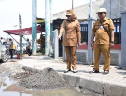 Wabup Sidoarjo Pantau Satgas Jalan Dinas PUBMSDA Sidoarjo Perbaiki Jalan Rusak