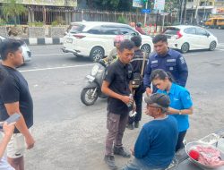 Aksi Humanis Polisi, Bripka Julianto Sigap Tolong Lansia Terjatuh