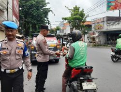 Kapolsek Taman Pimpin Patroli Kamtibmas Sambil Bagikan Makanan dan Minuman ke Warga