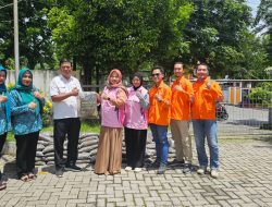 PLN UIT JBM Bagikan Ratusan Kilogram Pupuk Kompos Gratis di Gresik