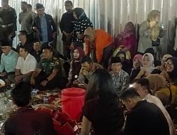 Borong Gerobak Makanan UMKM, Mak’E Ngajak Makan Bareng Masyarakat Sidoarjo di  Alun- Alun