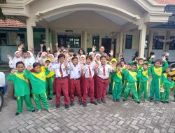 Senyum Sapa Personel Polsek Krian di Sekolah, Wujudkan Polisi Sahabat Anak