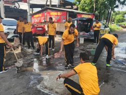 Cegah Laka Lantas, Polsek Balongbendo Lakukan  Tambal Jalan Berlubang Demi Keselamatan