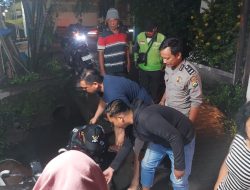 Respons Cepat Laporan Masyarakat, Polsek Gedangan Evakuasi Motor di Parit Desa Tebel