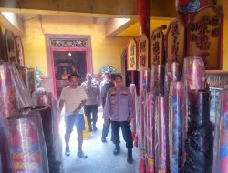 Kapolsek Sidoarjo Kota Turun Langsung Cek Keamanan Ibadah Imlek di Klenteng