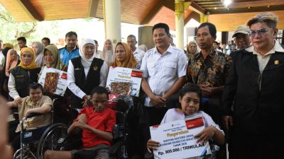 Gubernur Khofifah Salurkan Bansos Rp3,016 Miliar, Bupati Subandi Pastikan Tepat Sasaran