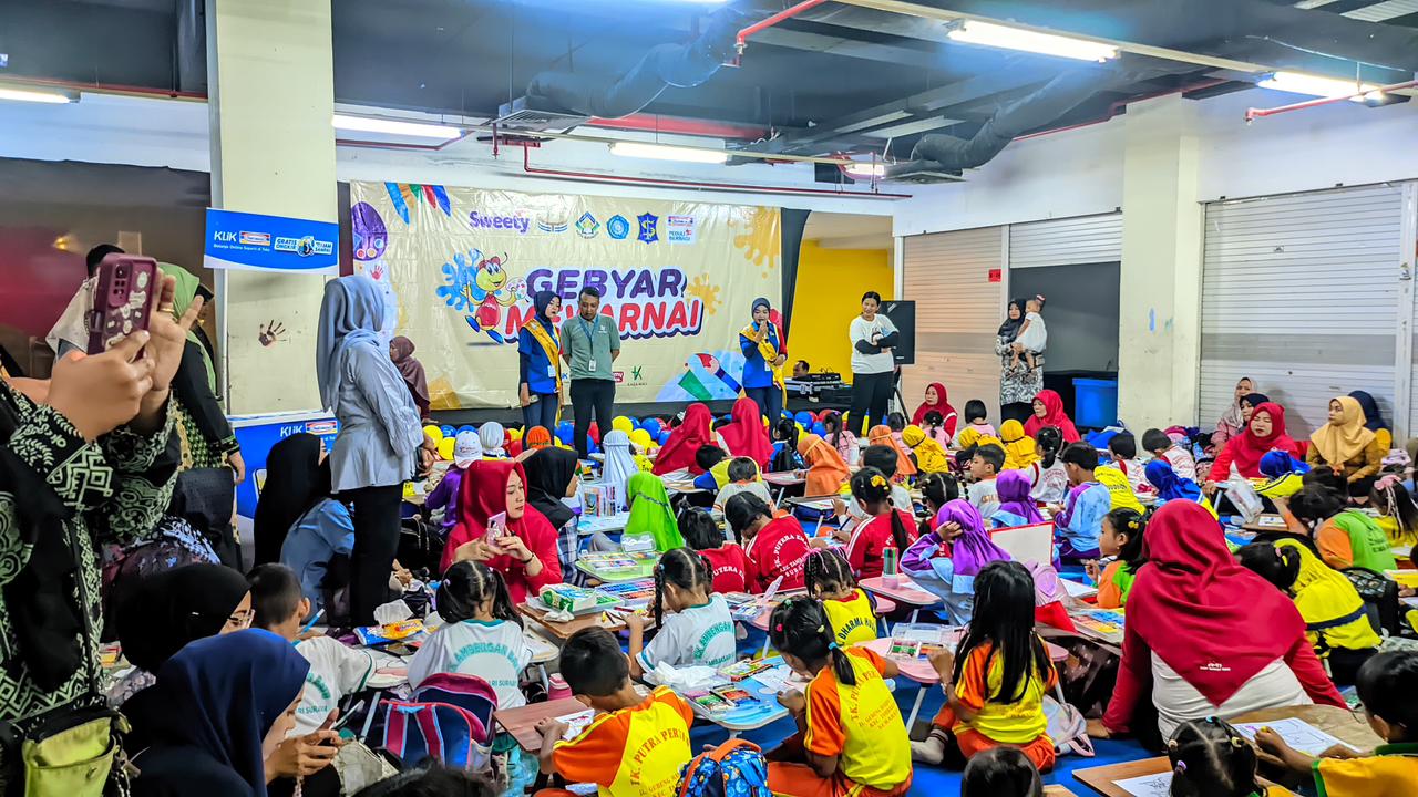 Peserta s mangat saat lomba mewarnai