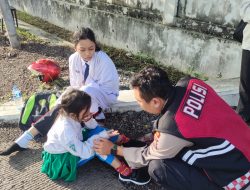 Sigap dan Humanis, Anggota Samapta Polsek Buduran Bantu Anak Sekolah Terjatuh di Jalan