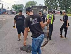 Personel Polsek Krian Gerak Cepat Tangani Jalan Berlubang untuk Keselamatan Pengguna Jalan