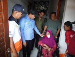 Bupati Subandi Serahkan Bantuan Kursi Roda dan Renovasi RTLH di Krian