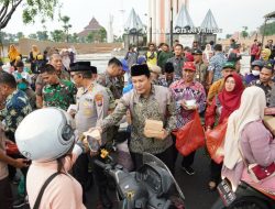 Forkopimda dan ASN Sidoarjo Bagikan 75.000 Paket Takjil Kepada Masyarakat