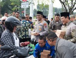 Solid dan Peduli, Forkopimda Sidoarjo Bagikan Ratusan Takjil di Alun-Alun