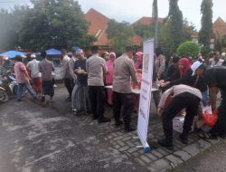 AJS Bersama  Polsek Buduran Sidoarjo Bagikan Ratusan Takjil di Depan Museum Mpu Tantular
