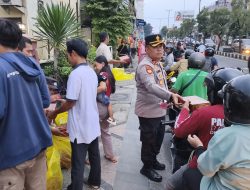 Momen Ramadan Kapolsek Gedangan Bagikan 100 Takjil ke Masyarakat