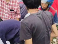 Kartar RT 34 Magersari Bagikan Takjil Ke Pengguna Jalan Depan Transmart Sidoarjo
