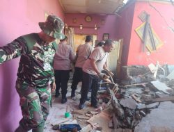 Kapolsek Gedangan Pimpin Kerja Bakti Bersihkan Rumah Warga