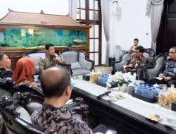 Bupati Sidoarjo Bahas Revitalisasi Pasar Tradisional bersama Pengelola Pasar.