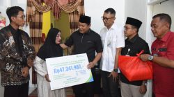 Bupati Sidoarjo Serahkan Santunan untuk Keluarga Pekerja dan Kades Buncitan