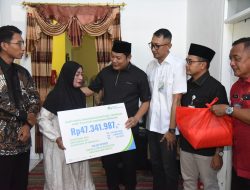 Bupati Sidoarjo Serahkan Santunan untuk Keluarga Pekerja dan Kades Buncitan