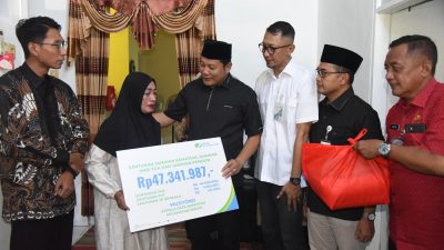 Bupati Sidoarjo Serahkan Santunan untuk Keluarga Pekerja dan Kades Buncitan