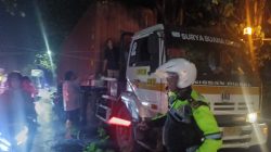 Polisi Bersama Warga Sigap Evakuasi Pohon Tumbang Timpa Kontainer di Simpang Empat RPH Krian