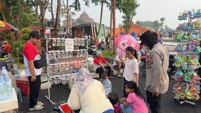 Polwan Polresta Sidoarjo Berikan Pelayanan Humanis di Car Free Day Alun-alun Sidoarjo