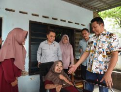 Bupati Subandi Sidak RTLH dan Salurkan Bantuan Kursi Roda untuk Warga Wonoayu