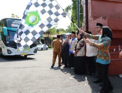 Wabup Hj. Mimik Berangkatkan 1.239 CJH Sidoarjo ‘Jaga Kesehatan dan Doakan Daerah’