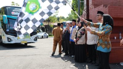 Wabup Hj. Mimik Berangkatkan 1.239 CJH Sidoarjo ‘Jaga Kesehatan dan Doakan Daerah’