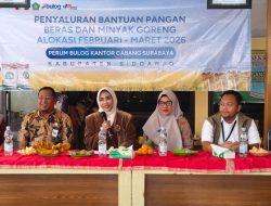 Wakil Bupati Mimik Idayana dan Ketua TP PKK Sriatun Subandi Salurkan Bantuan Pangan kepada 2.052 Warga Sidoarjo.