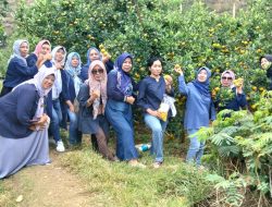 PKK RT 40 Perum Magersari Sidoarjo Kunjungi Wisata Kebun Jeruk  Selorejo Malang