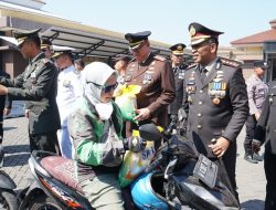 Hari Bhayangkara Ke-80, Polresta Sidoarjo Bagikan Beras untuk Warga