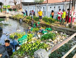 Peduli Kelestarian Lingkungan, Polsek Krian Dukung Aksi Bersih Sungai