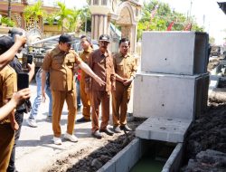 Sidak Betonisasi Jalan Tambak Cemandi, Bupati Subandi Tekankan Pentingnya Percepatan sekaligus Kualitas Hasil Pembangunan