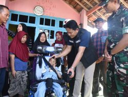 Bupati Subandi Berikan Bantuan Kursi Roda untuk Anak Difabel,  Orang Tuanya Senang
