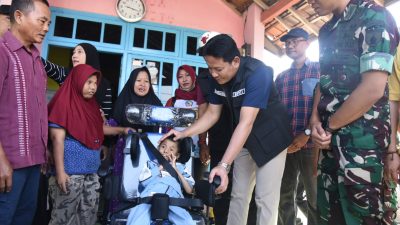 Bupati Subandi Berikan Bantuan Kursi Roda untuk Anak Difabel,  Orang Tuanya Senang