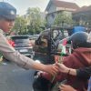 Polisi di Sidoarjo Bagikan Bendera Merah Putih, Kobarkan Semangat Nasionalisme
