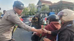 Polisi di Sidoarjo Bagikan Bendera Merah Putih, Kobarkan Semangat Nasionalisme
