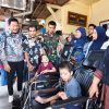 Bupati Subandi Hadir Langsung, Berikan Bantuan Kursi Roda bagi Warga Kecamatan Sidoarjo