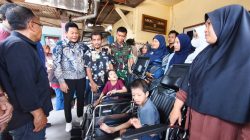 Bupati Subandi Hadir Langsung, Berikan Bantuan Kursi Roda bagi Warga Kecamatan Sidoarjo