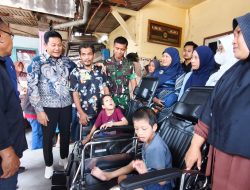 Bupati Subandi Hadir Langsung, Berikan Bantuan Kursi Roda bagi Warga Kecamatan Sidoarjo